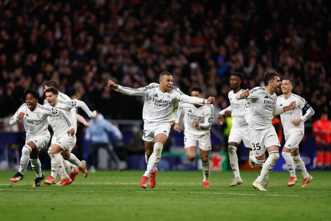 Los jugadores del Real Madrid celebran su pase a cuartos de final de la ‘Champions’ tras imponerse en la tanda de penales al Atlético de Madrid, el 12 de marzo de 2025. Foto 
