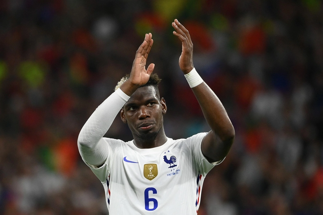 La UEFA dio el visto bueno a que las botellas de cerveza presentes sobre la mesa de las conferencias de la Eurocopa puedan ser retiradas cuando hablen jugadores musulmanes si estos así lo pidiesen, indicó después del comentado gesto de Paul Pogba. La imagen, del 23 de junio de 2021. Foto Pool vía Ap