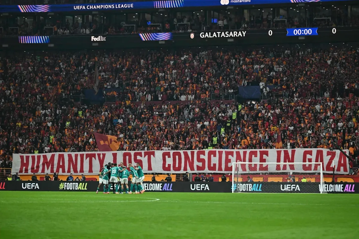 Ayer, los seguidores del Galatasaray, durante su partido de ‘Champions’ contra el Liverpool, mostraron una manta con la leyenda “La humanidad perdió la conciencia en Gaza”. Foto 
