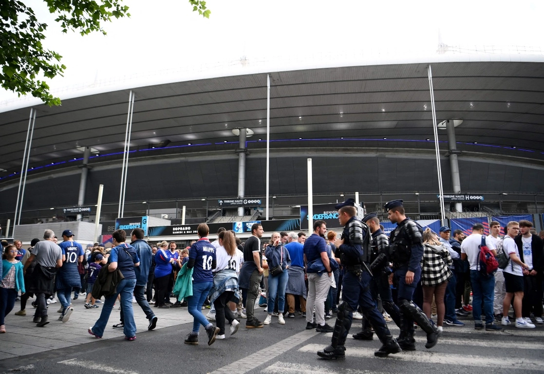 La UEFA se disculpó, casi una semana después de los incidentes, con los aficionados que sufrieron "sucesos aterradores y angustiosos" durante la final de Liga de Campeones en el Stade de France. En la imagen, policías realizan labores de vigilancia frente al estadio, ubicado al norte de París, antes del partido de la Liga de Naciones de la UEFA entre Francia y Dinamarca, el 3 de junio de 2022. Foto Afp