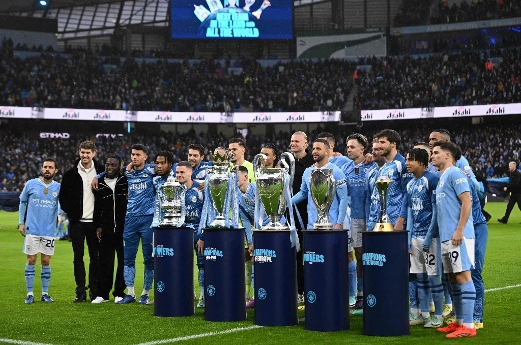 El Manchester City posa en su estadio con los trofeos obtenidos en 2023. Foto Afp / Archivo
