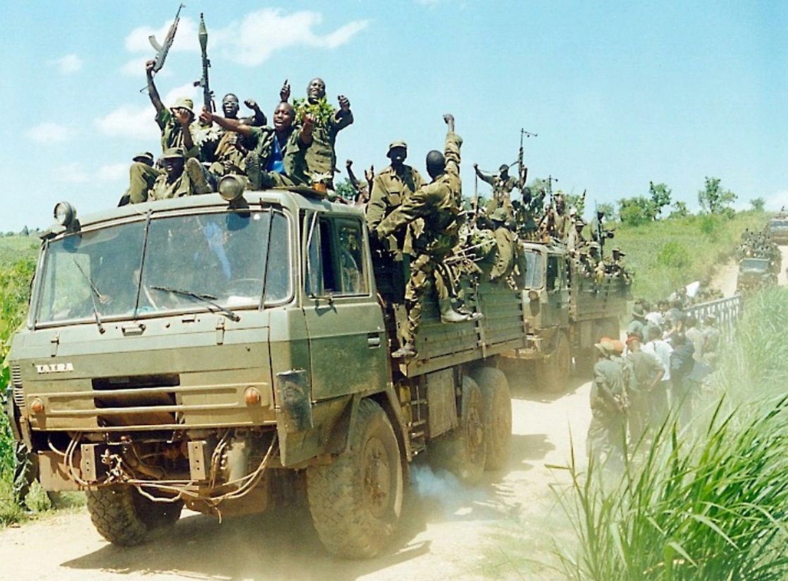 Combatientes ugandeses se retiran del asedio a la región de Ituri, en la República Democrática del Congo, el 19 de mayo de 2003. Foto Afp 