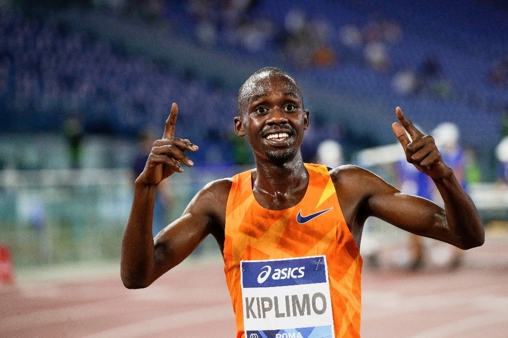World Athletics afirmó que fue la mayor mejora individual en el récord de la media maratón masculina, y que Kiplimo se benefició de condiciones climáticas ideales de 13 grados Celsius (55 Fahrenheit) sin viento. Foto Ap