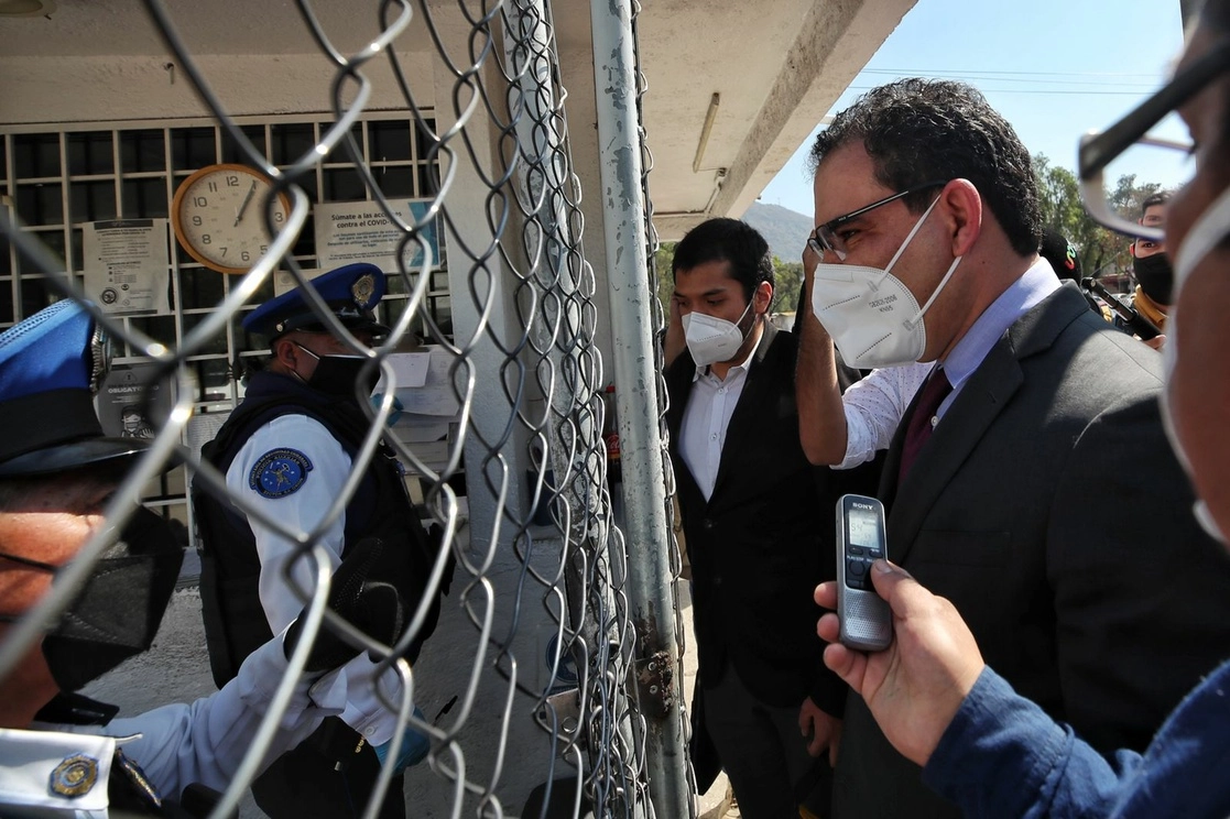 El abogado de Emilio Lozoya, Alejandro Rojas, a su llegada al Reclusorio Norte para la audiencia del ex director de Pemex, en la Ciudad de México, el 26 de enero de 2022. Foto Marco Peláez