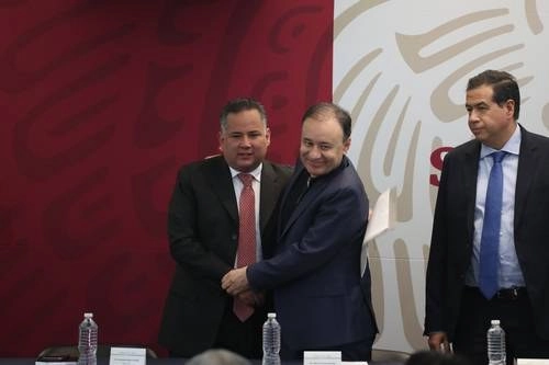 Santiago Nieto (izquierda) y Alfonso Durazo durante la firma del convenio de colaboración con la Conase. Foto Yazmín Ortega Cortés