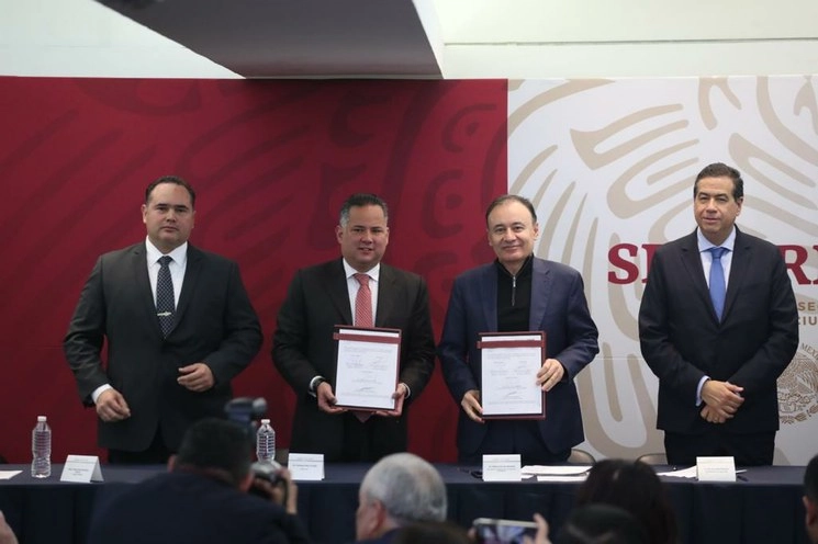 Víctor Hugo Enriquez, titular de Conase; Santiago Nieto, titular UIF; Afonso Durazo, secretario de Seguridad; y Ricardo Mejía, subsecretario de Seguridad, durante las firma de convenio entre la Unidad de Inteligencia Financiera y la Coordinación Nacional Antisecuestro. Foto Yazmín Ortega Cortés
