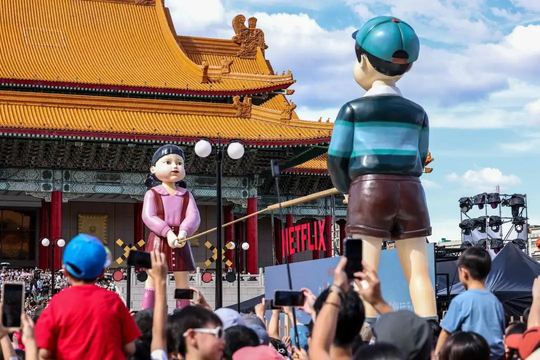Estatuas de 7 metros de altura de Young-hee (izq.) y la recién revelada Cheol-su (der.), los icónicos muñecos de la popular serie surcoreana de Netflix "El Juego del Calamar", se exhiben durante un evento promocional en la Plaza del Salón Conmemorativo de Chiang Kai-shek en Taipéi el 29 de junio de 2025.  Foto