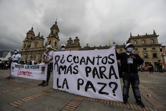 Tras una peregrinación desde diferentes puntos del país hacia Bogotá, los ex combatientes de las FARC realizaron una feria en la que mostraron los avances de sus proyectos productivos, tras los acuerdos firmados en La Habana en 2016. Foto Xinhua