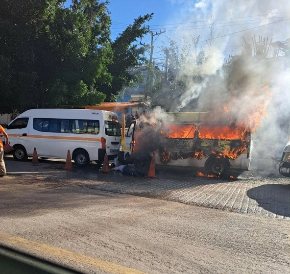 Una de las unidades fue incendiada. Foto La Jornada 