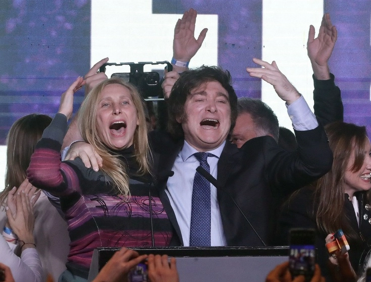 El ultraderechista Javier Milei celebra los resultados de las elecciones primarias con su hermana Karina Milei el 13 de agosto de 2023. Foto Afp 