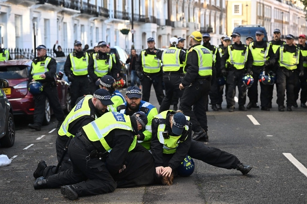 Una gran marcha pro palestina comenzó en Londres tras enfrentamientos entre manifestantes de extrema derecha y la policía, que lanzó una importante operación para evitar un choque entre los dos grupos rivales, el 11 de noviembre de 2023. Foto Afp