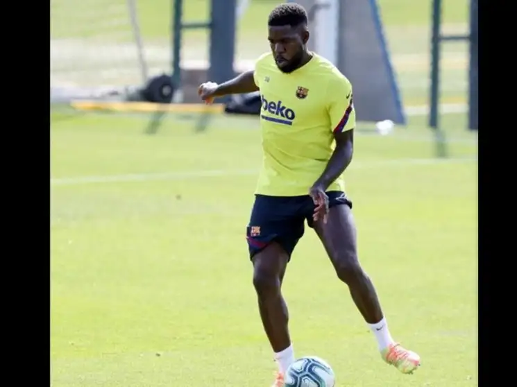 Umtiti (26 años), lesionado en la rodilla izquierda, no está con el Barça en Portugal para el desenlace de la ‘Champions’. Foto tomada del Twitter de @FCBarcelona_es