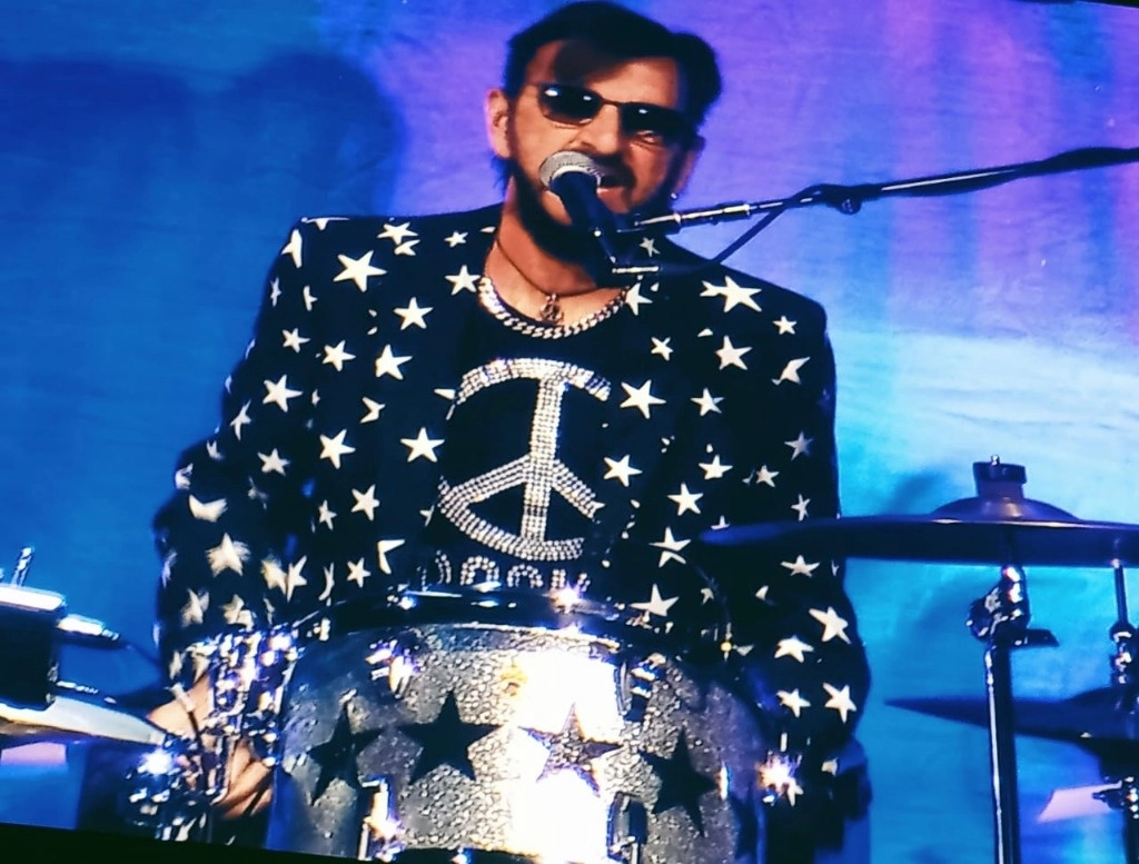 Ringo & His All Starr Band, con los que promueve su quinto EP de nombre Crooked Boy, publicado el 20 de abril, dejó un tatuaje multigeneracional ante miles. Foto Juan José Olivares/La Jornada.