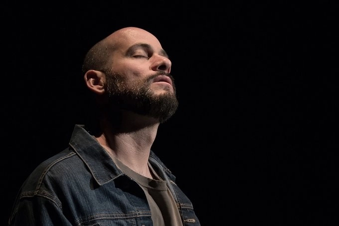 El monólogo 'Un Acto de Comunión' fue escrito por el dramaturgo argentino Lautaro Vilo, dirigido por Julio César Luna y cuenta con la actuación de Antón Araiza. Foto Twitter @cultura_mx