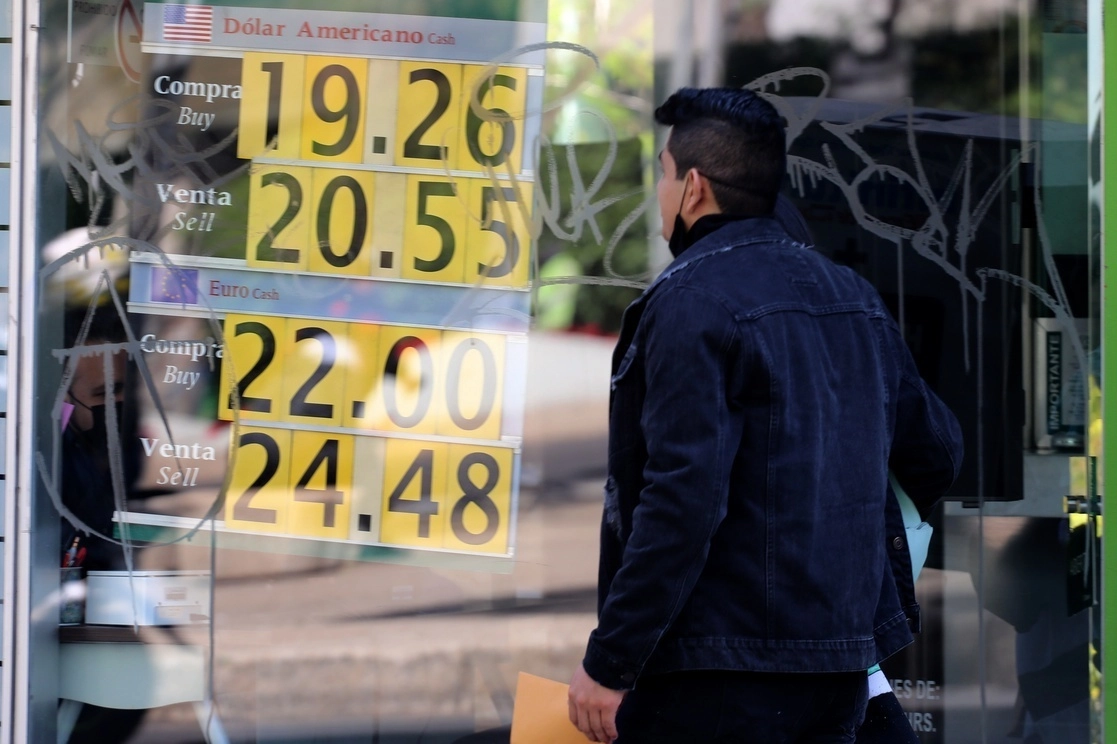 Cotización del dólar en la capital del país. Foto Roberto García Ortiz / Archivo