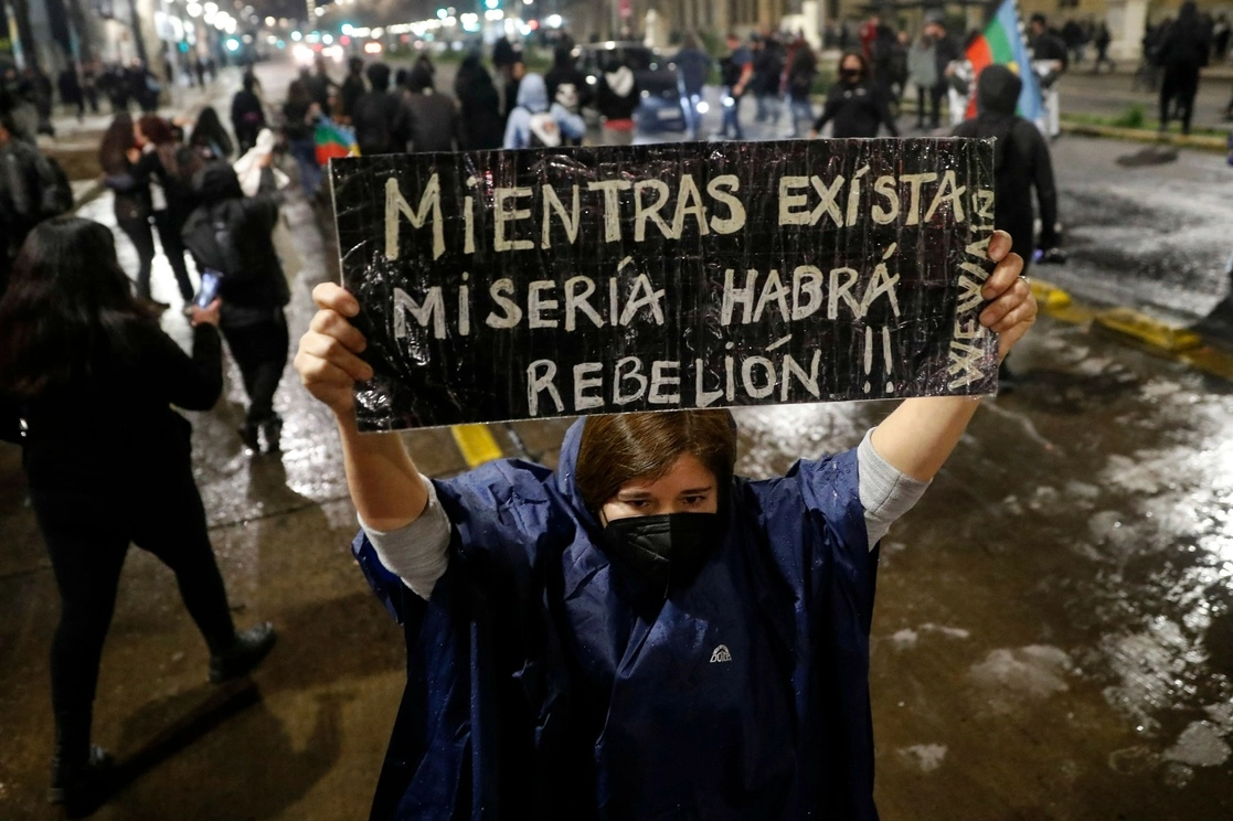 Indígenas mapuches realizan una protesta en Plaza Italia contra el arresto del líder de la organización radical Coordinadora Arauco-Malleco, Héctor Llaitul, en Santiago el 26 de agosto de 2022. Foto Afp