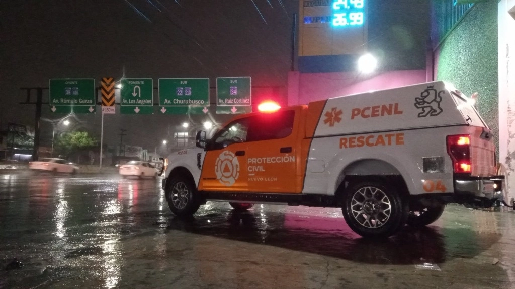 La dependencia estatal informó que en el trayecto canceló el auxilio, pues ya estaba fuera de peligro el conductor. Foto tomada de X @PC_NuevoLeon / Archivo