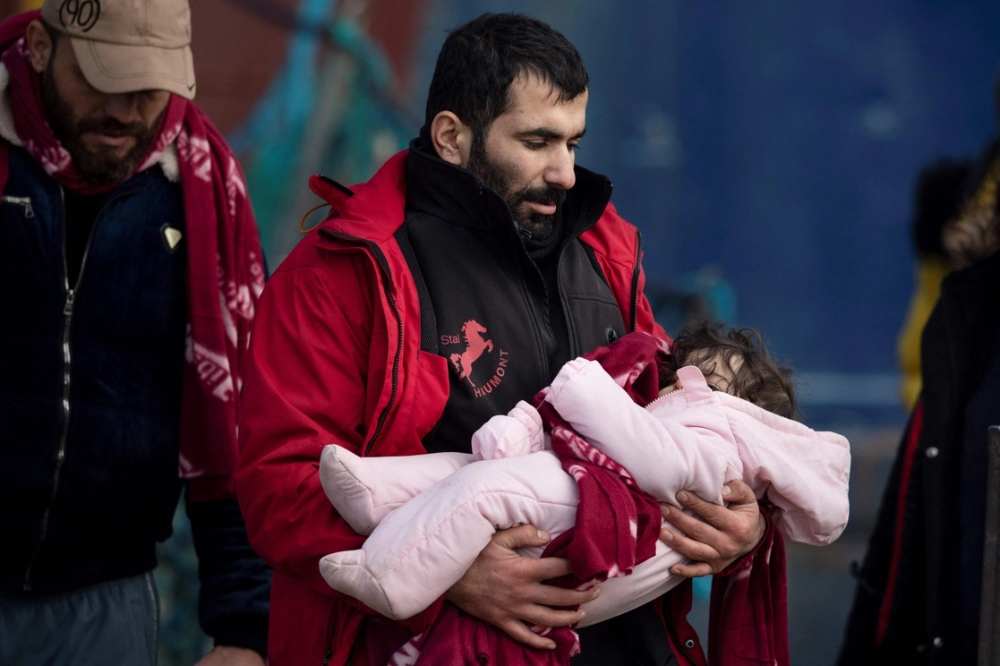 Una de las primeras imágenes de 2022 de los migrantes que cruzan el canal de la Mancha hacia el Reino Unido fue la de un bebé en brazos de un hombre bajando de un barco de rescate, el 4 de enero de 2022. Foto Afp 