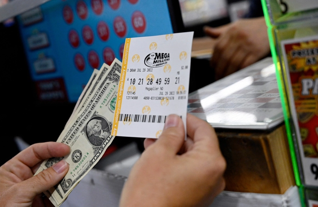 Es uno de los pagos más grandes en la historia de la lotería estadunidense: un boleto ganador se llevó el premio mayor por un valor de más de mil 330 millones de dólares, anunciaron los organizadores. Foto Afp