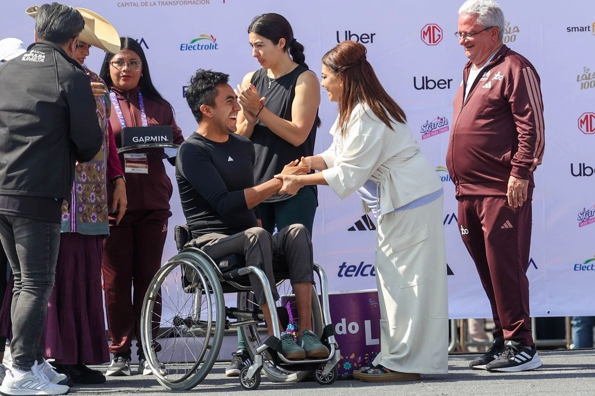 La Jefa de Gobierno, Clara Brugada, felicita a Marco Antonio Caballero quien obtuvo el segundo lugar en la categoría de silla de ruedas varonil del Maratón de la Ciudad de México, quien denunció que por culpa de unos baches dos de sus compañeros cayeron, eñ 31 de agosto de 2025.