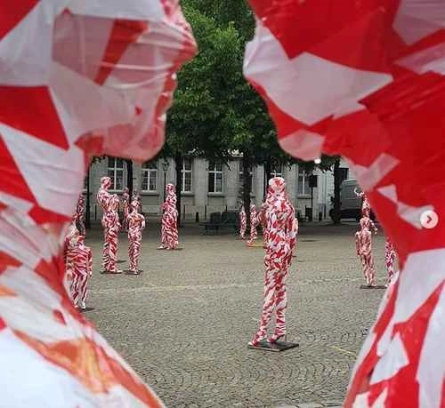  Instalación de Dennis Josef Meseg en Limburgo. La falta de extremidades, dijo el artista, simboliza la reducción de los derechos básicos durante la contingencia.Foto tomada de la cuenta de Instagram de Meseg