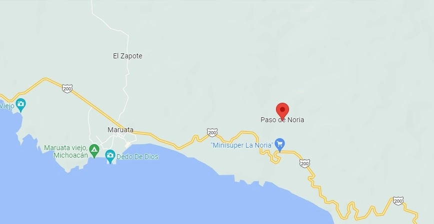 Una camioneta que transportaba jornaleros se impactó contra un autobús cuando circulaba sobre la carretera costera que comunica Ciudad Lázaro Cárdenas con Colima. Imagen tomada de Google Maps