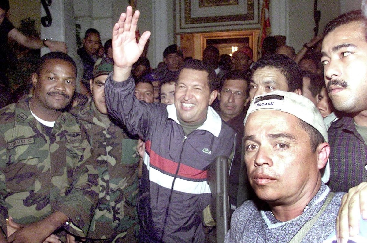 El entonces presidente de Venezuela, Hugo Chávez, a su regreso al palacio de Miraflores, en Caracas, el 14 de abril de 2002, después de un intento de golpe de Estado. Foto 