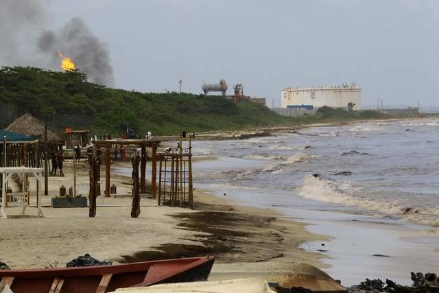 "La falta de inversión, la falta de mantenimiento, la falta de controles han llevado a que se den este tipo de derrames en la refinería El Palito". Foto Afp