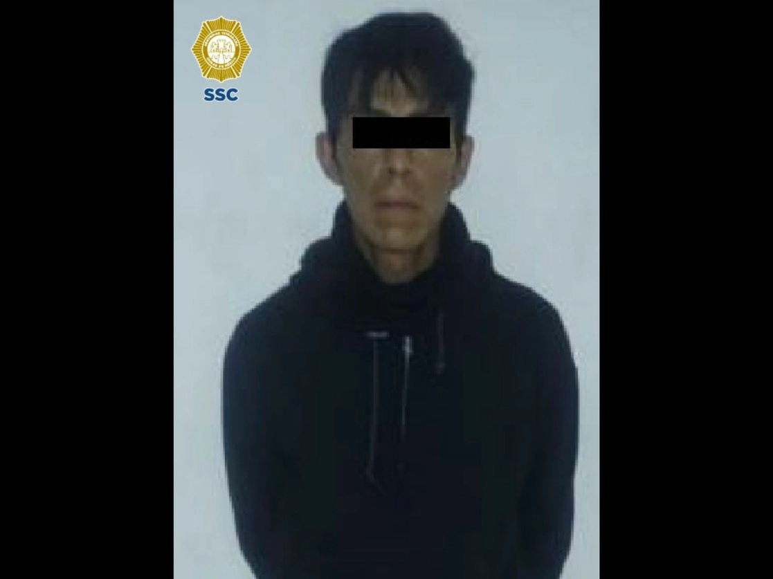 Policías de la Secretaría de Seguridad Ciudadana detuvieron a una persona, presuntamente responsable de ocasionar la muerte de una mujer y un hombre con un arma de fuego, en la colonia Pedregal de San Nicolás Segunda Sección, en Tlalpan. Foto cortesía de la SSC-CDMX 