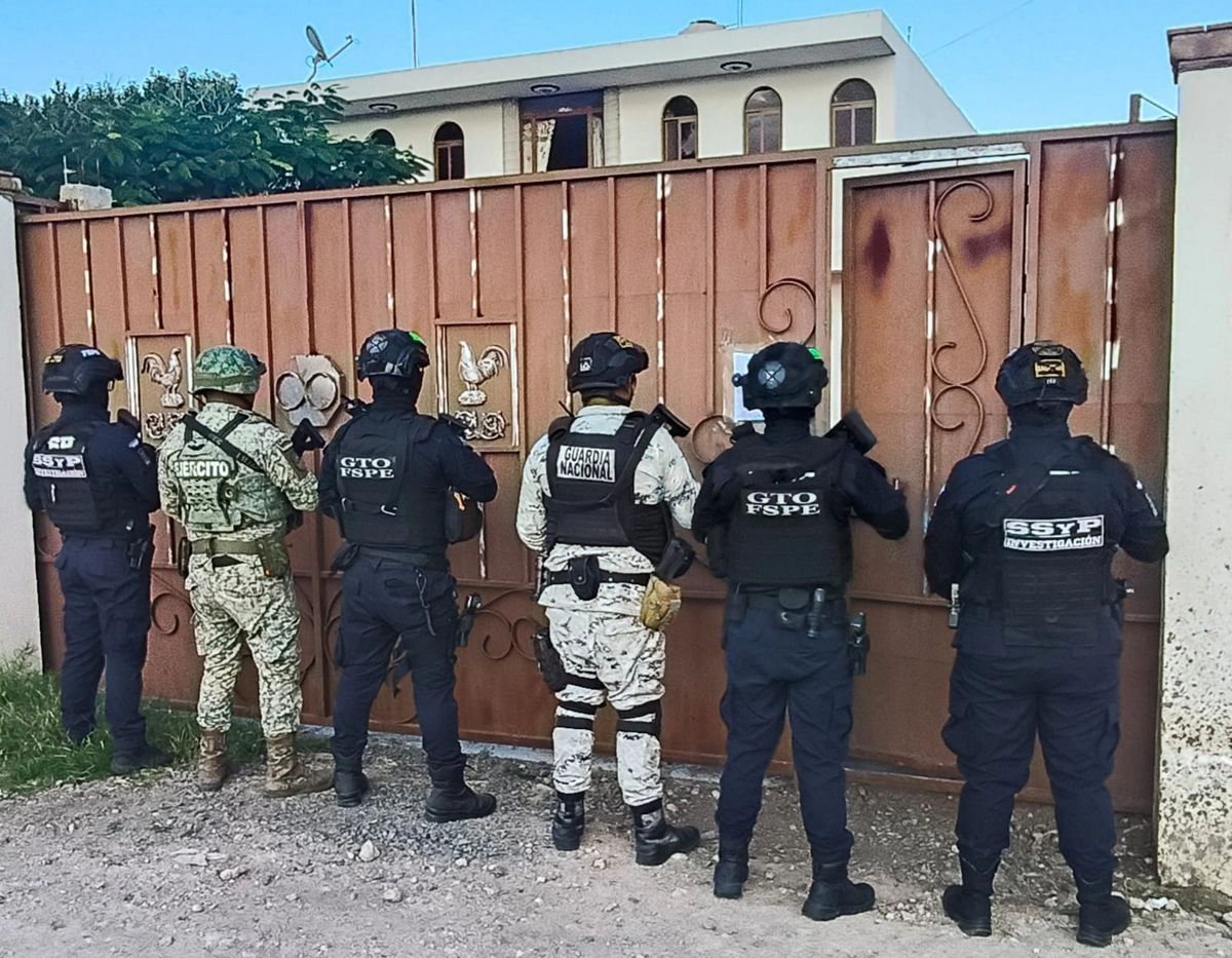 Elementos federales de Seguridad participaron en el cateo realizado en una casa de Hacienda de Guadalupe, municipio de Guanajuato, con motivo de una investigación relacionada a delitos contra la salud, venta de droga y extorsión. Foto tomada de X 