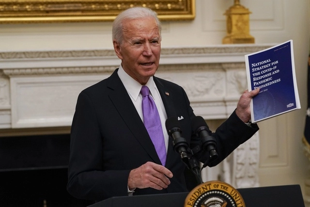 El presidente de EU, Joe Biden durante su segundo día despachando desde la Casa Blanca. Foto Ap

