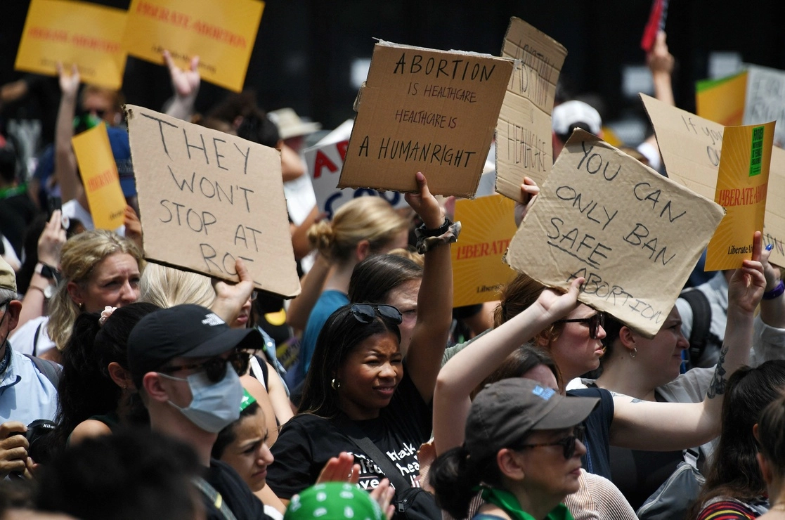 Activistas por el derecho al aborto levantan sus carteles frente a la Corte Suprema de los Estados Unidos en Washington, D.C., el 24 de junio de 2022. Foto Afp