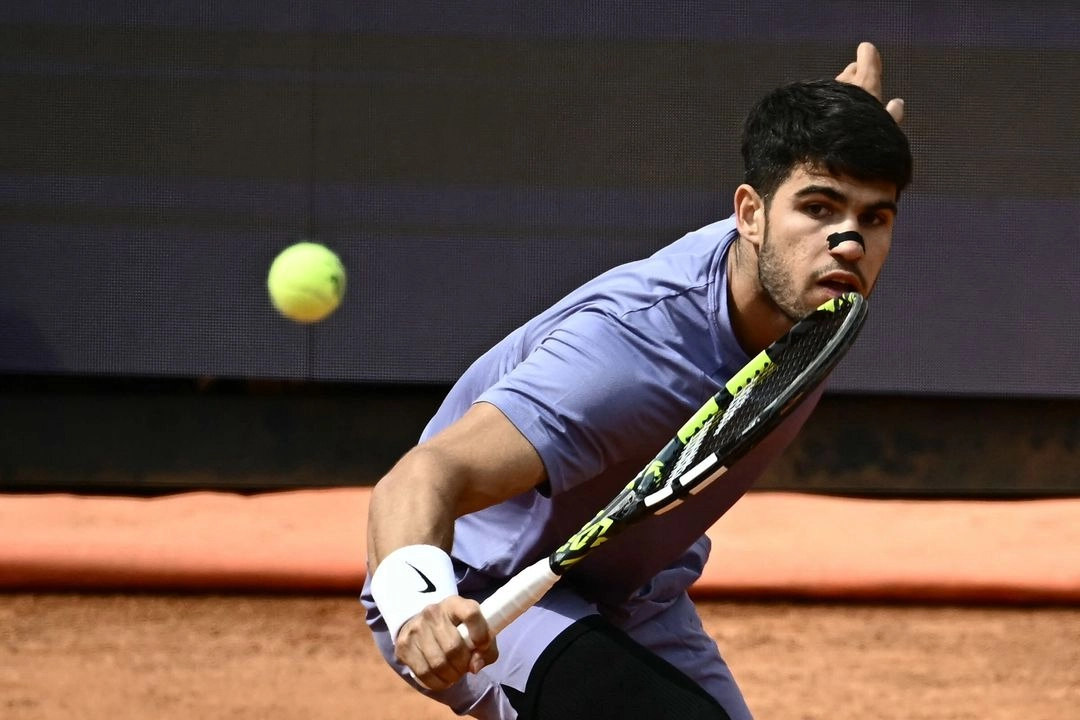 Carlos Alcaraz avanzó a las semifinales del Masters 1000 de Roma tras eliminar por un doble 6-4 al británico Jack Draper, en el Foro Itálico, el 14 de mayo de 2025. Foto 