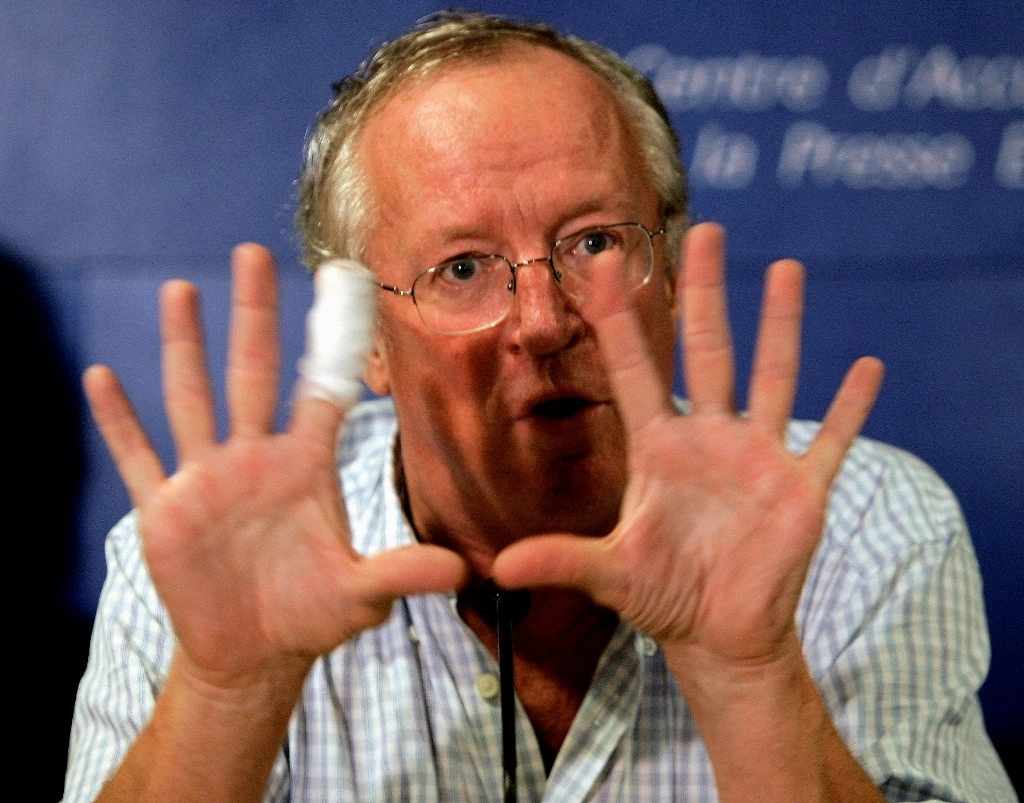 En esta imagen de 2005, Robert Fisk, en conferencia de prensa por el lanzamiento de la versión francesa de su libro ‘La gran guerra por la civilización: la conquista de Oriente Medio’, en París. Foto Ap