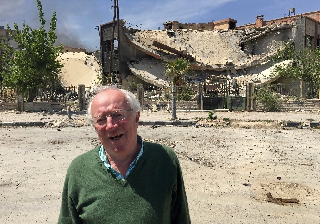 En esta imagen de archivo, el periodista británico Robert Fisk, frente a un edificio que resultó dañado durante la captura de rebeldes en Damasco, el 16 de abril de 2018. Foto Ap