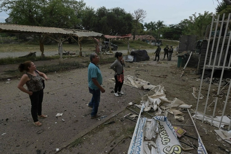 La gente observa la destrucción después de que un coche bomba explotara junto a una comisaría de policía en Timba, departamento de Cauca, Colombia. Foto Afp