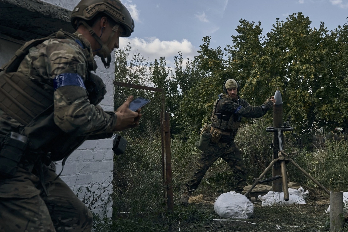 Soldados ucranios combaten y repelen los ataques ruso en la recién zona recuperada de Kupiansk en la región de Járkov. Foto Ap