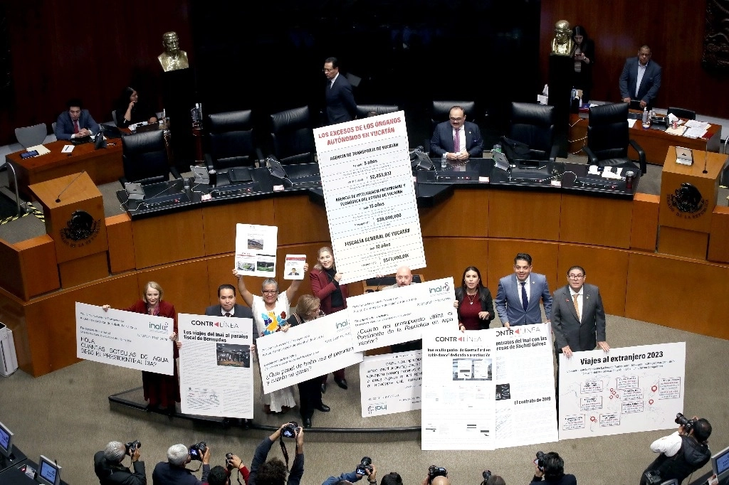 Durante las más de siete horas que duró el debate en la Cámara alta, legisladores mostraron pancartas con ejemplos del despilfarro en que incurrieron algunos de estos entes.Foto Yazmín Ortega Cortés
