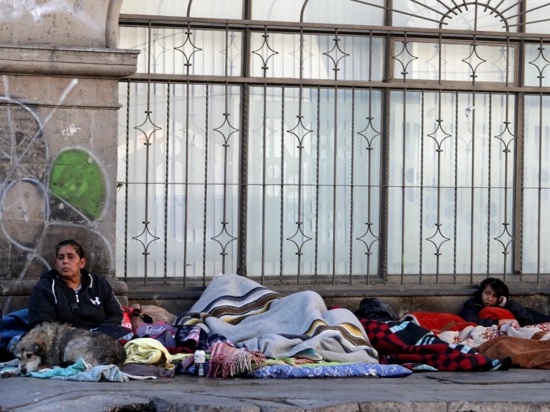 En la esquina de Artículo 123 y Balderas, en la colonia Centro, alcaldía Cuauhtémoc, personas en situación de calle pernoctan en medio de la gélida noche bajo cobijas y cartones, el 3 de enero de 2021. Foto Roberto García Ortiz