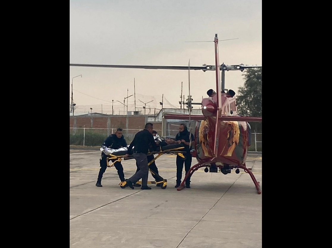 Transportan vía aérea a la víctima herida por la explosión registrada en un domicilio de la colonia Metropolitana, en Nezahualcóyotl, Edomex, el 27 de octubre de 2022. Foto ‘La Jornada’