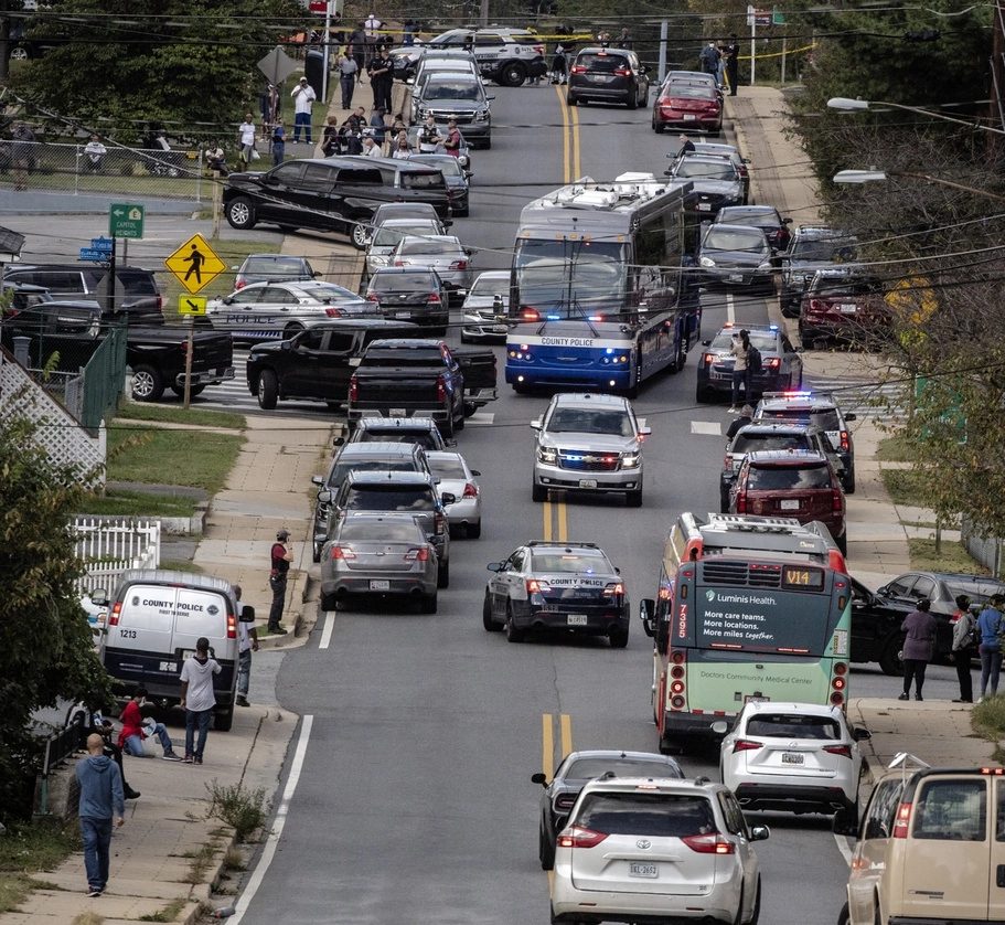 La policía llegó hasta Gateway Village el viernes pasado cuando sucedieron los hechos. Foto Ap