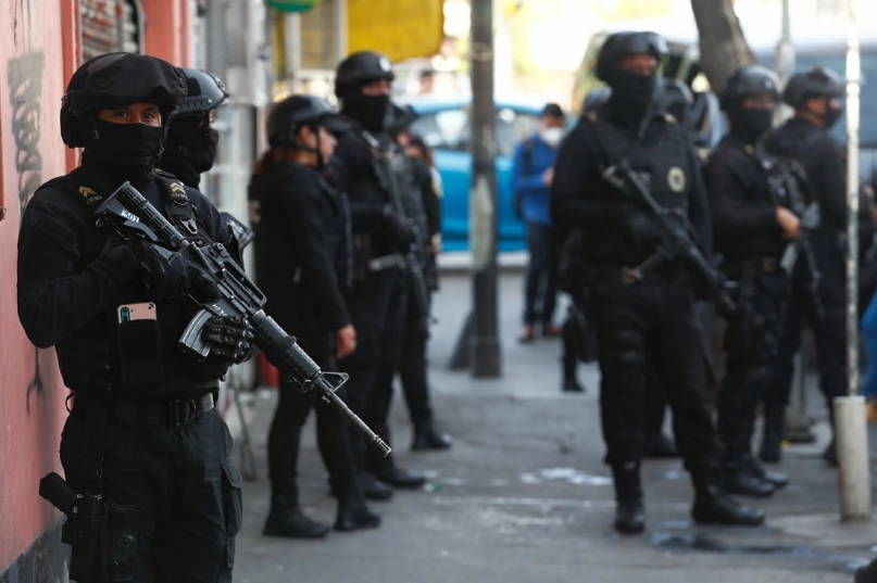 Elementos de la SSC durante un operativo en la Ciudad de México. Foto Víctor Camacho/Archivo