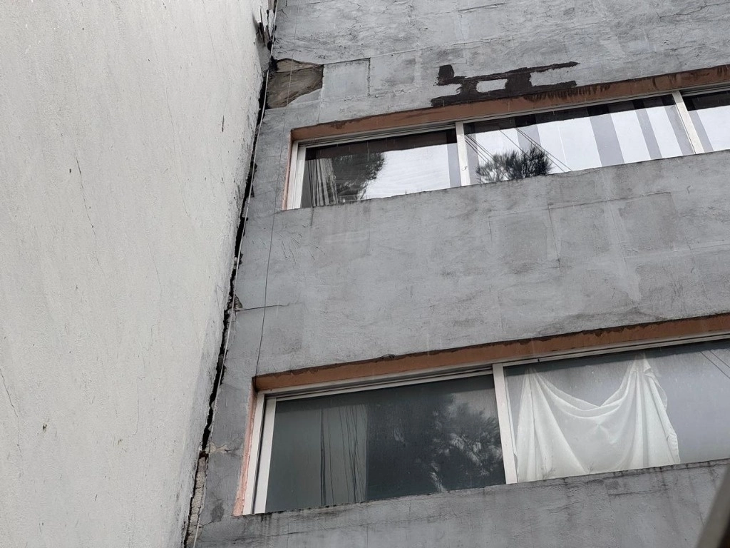 Debido a los microsismos recientes en la ciudad, un inmueble ubicado en avenida San Antonio, colonia Ciudad de los Deportes, en la alcaldía Benito Juárez, sufrió agrietamiento y desprendimiento leve de acabados. Foto Alfredo Domínguez