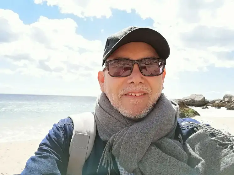 Armando Rosas en la playa de Sesimbra, Portugal. Foto del autor