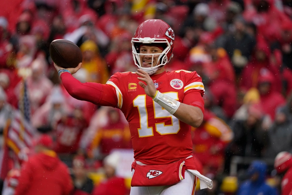 Patrick Mahomes, quarterback de los Jefes, lanza el ovoide durante la primera mitad del juego ante los Jaguares de Jacksonville, en el estadio Arrowhead de Kansas City. Foto Ap.