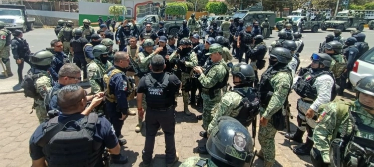 Elementos de las fuerzas federales decomisaron un cargamento de mariguana en el operativo de seguridad. Foto La Jornada