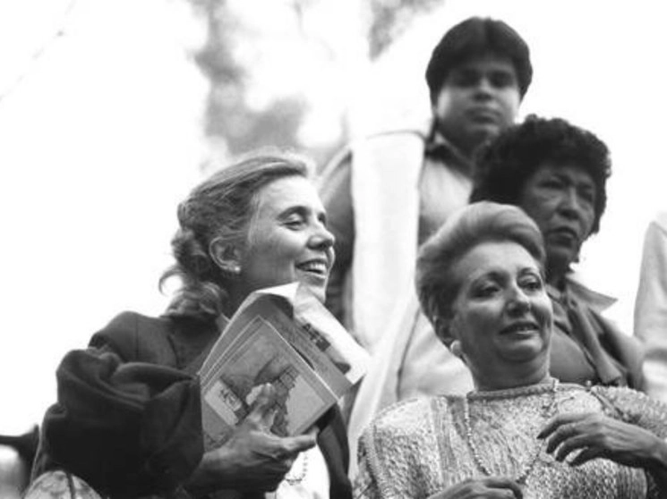 Las escritoras Elena Poniatowska y Julieta Campos en una imagen de 1987, cuando asistieron a la presentación del montaje Bodas de sangre realizado por el Laboratorio de Teatro Campesino e Indígena en Chapultepec. Foto 'La Jornada'