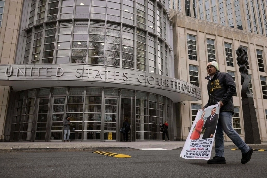 En su primera comparecencia ante el Tribunal Federal del Distrito Este en Brooklyn - el mismo donde se realizaron los juicios de Joaquín El Chapo Guzmán, Genaro García Luna y ahora donde procede el proceso judicial contra Ismael El Mayo Zambada- se le dictó prisión en espera de un eventual juicio. Foto Afp / Archivo
