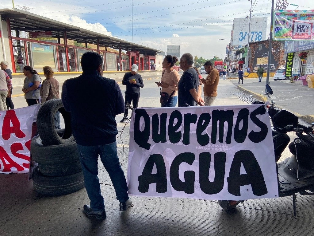 Habitantes de Vista Hermosa, Tierra Blanca y El Calvario bloquearon por siete horas la avenida Insurgentes y la Vía López Portillo, en el municipio mexiquense, para exigir que se les regularice el abasto. Autoridades ofrecieron revisar las fallas, el 28 de noviembre de 2023. Foto Javier Salinas