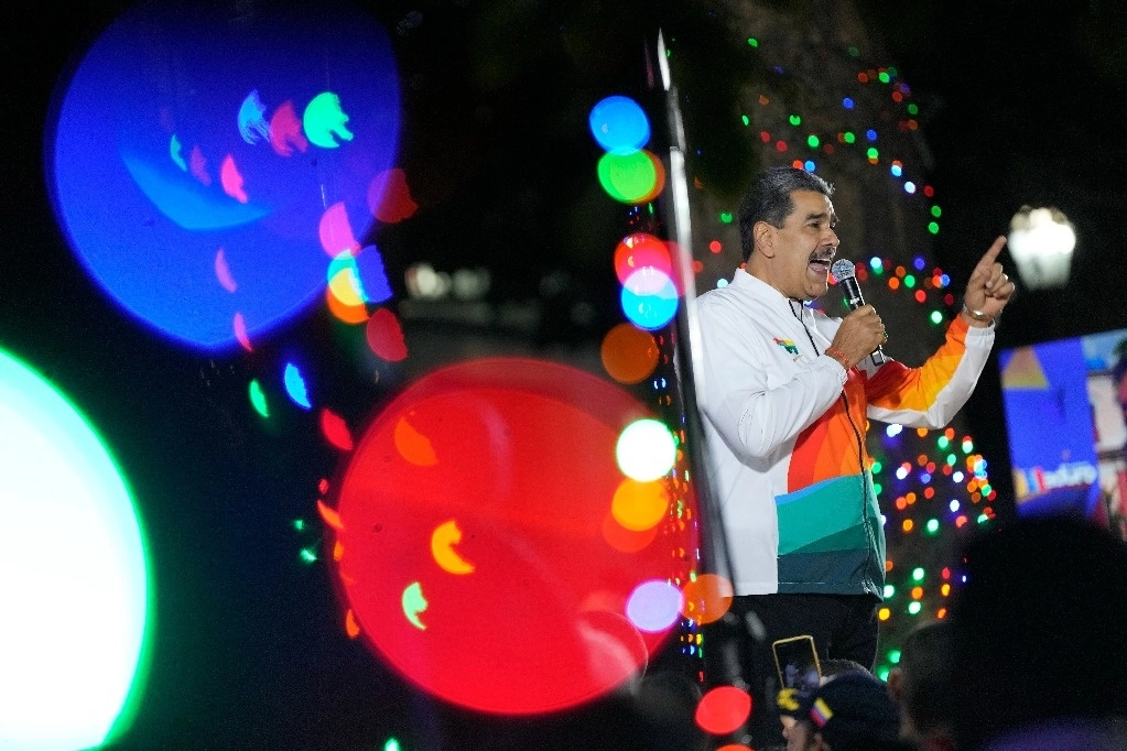 El presidente de Venezuela, Nicolás Maduro, dirige un mensaje a sus partidarios en Caracas, el 3 de diciembre de 2023. Foto Ap